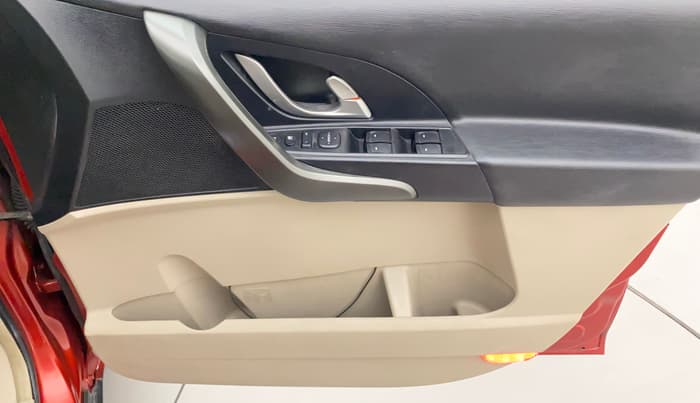 2016 Mahindra XUV500 W10 AWD, Diesel, Manual, 86,876 km, Driver Side Door Panels Control