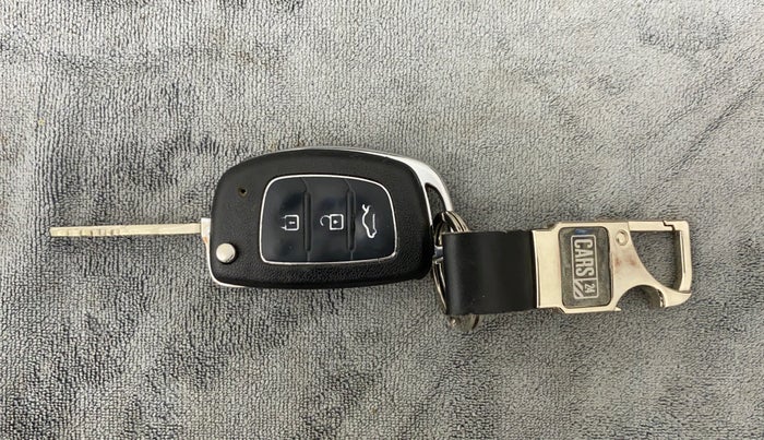 2014 Hyundai Xcent S (O) 1.2, CNG, Manual, 1,05,524 km, Key Close Up