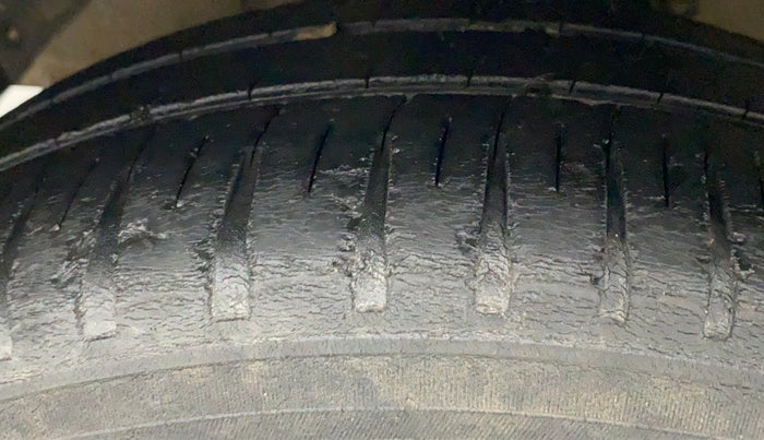 2014 Hyundai Xcent S (O) 1.2, CNG, Manual, 1,05,524 km, Left Front Tyre Tread