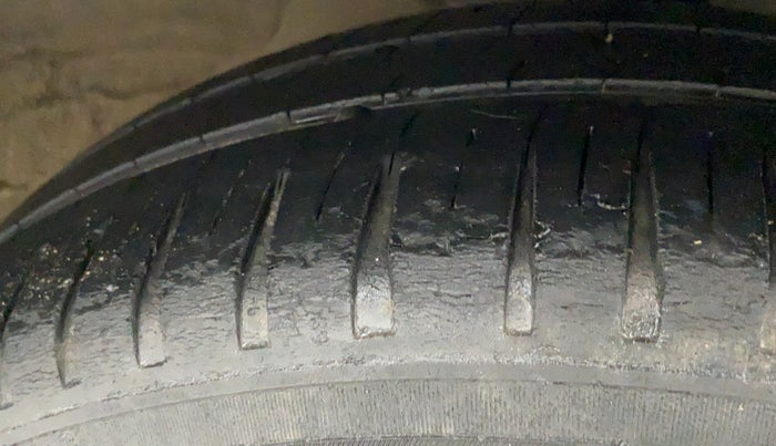 2014 Hyundai Xcent S (O) 1.2, CNG, Manual, 1,05,524 km, Right Front Tyre Tread