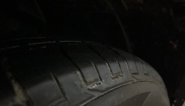 2022 Mahindra XUV300 W8 1.5 DIESEL, Diesel, Manual, 1,01,973 km, Left Front Tyre Tread