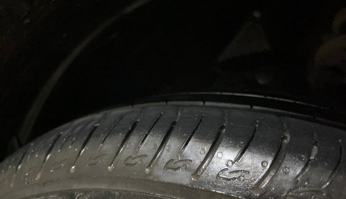 2022 Mahindra XUV300 W8 1.5 DIESEL, Diesel, Manual, 1,01,973 km, Right Front Tyre Tread