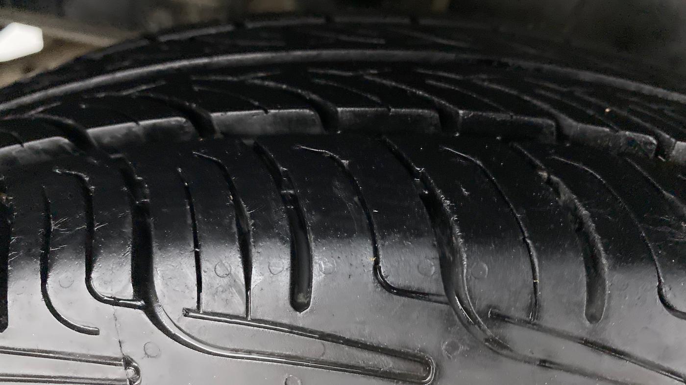2015 Maruti Swift VXI, Petrol, Manual, 83,640 km, Right Rear Tyre Tread