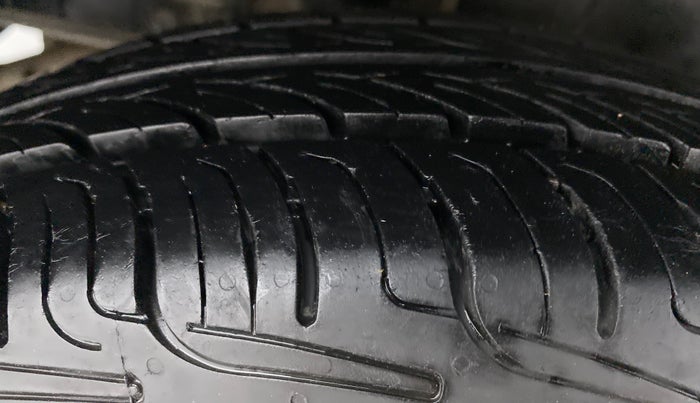 2015 Maruti Swift VXI, Petrol, Manual, 83,640 km, Right Rear Tyre Tread