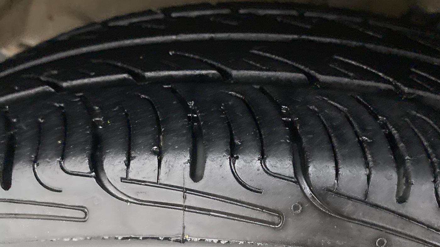 2015 Maruti Swift VXI, Petrol, Manual, 83,640 km, Right Front Tyre Tread