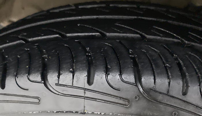 2015 Maruti Swift VXI, Petrol, Manual, 83,640 km, Right Front Tyre Tread