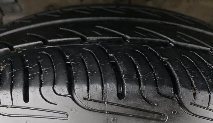 2015 Maruti Swift VXI, Petrol, Manual, 83,640 km, Left Front Tyre Tread