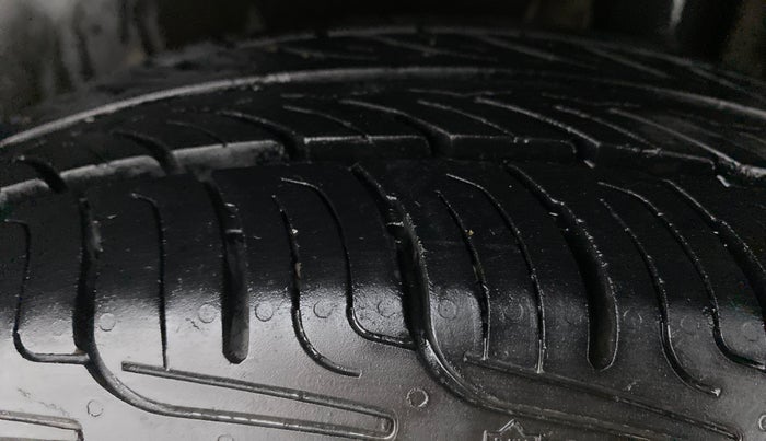 2015 Maruti Swift VXI, Petrol, Manual, 83,640 km, Left Rear Tyre Tread