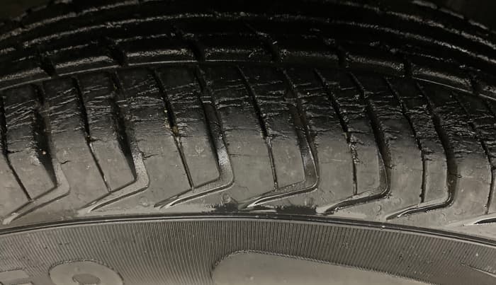 2017 Renault Kwid CLIMBER 1.0 AMT, Petrol, Automatic, 25,409 km, Right Front Tyre Tread