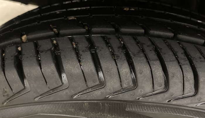 2017 Renault Kwid CLIMBER 1.0 AMT, Petrol, Automatic, 25,409 km, Right Rear Tyre Tread