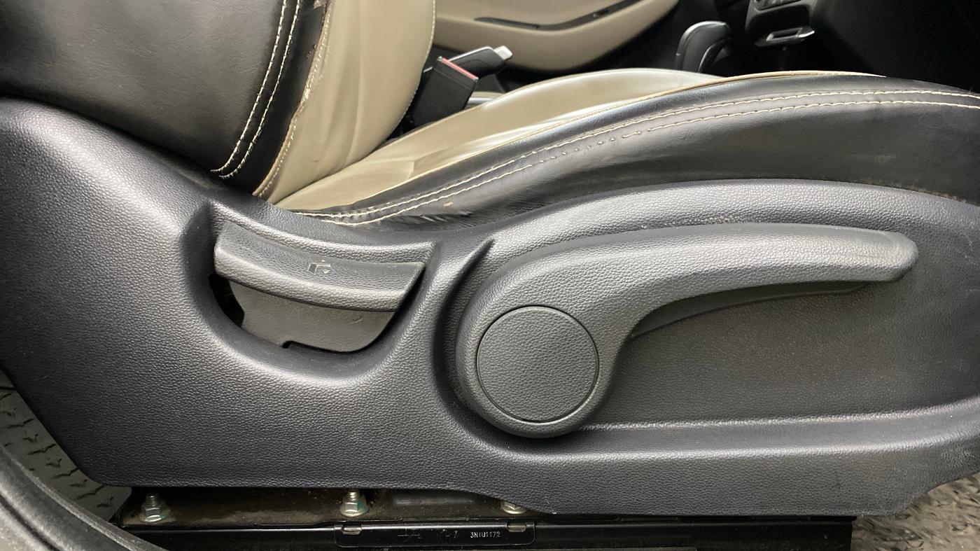 2018 Hyundai Elite i20 ASTA 1.2  CVT, Petrol, Automatic, 27,448 km, Driver Side Adjustment Panel