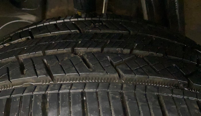 2015 Renault Duster 110 PS RXZ 4X4 MT DIESEL, Diesel, Manual, 56,189 km, Right Rear Tyre Tread