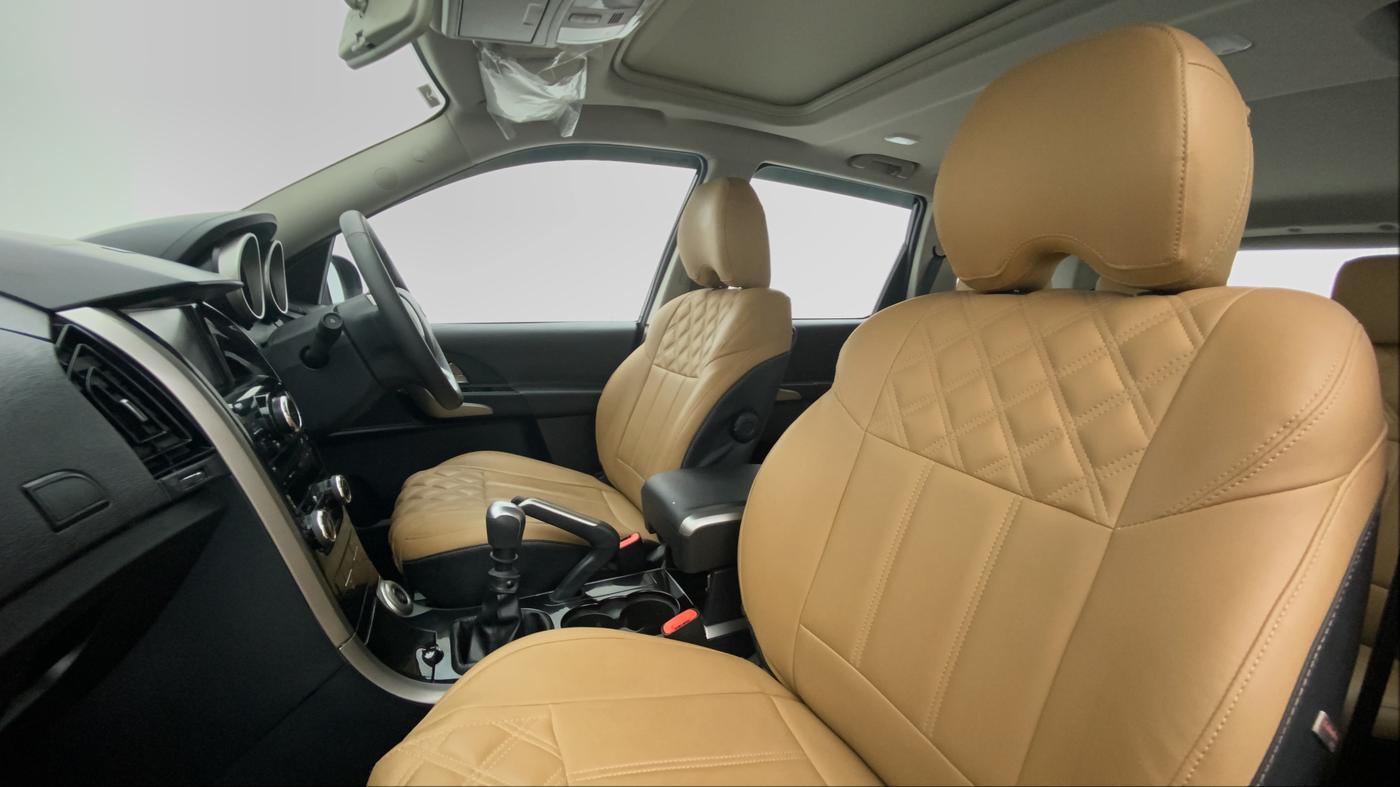 2020 Mahindra XUV500 W9, Diesel, Manual, 8,018 km, Right Side Front Door Cabin
