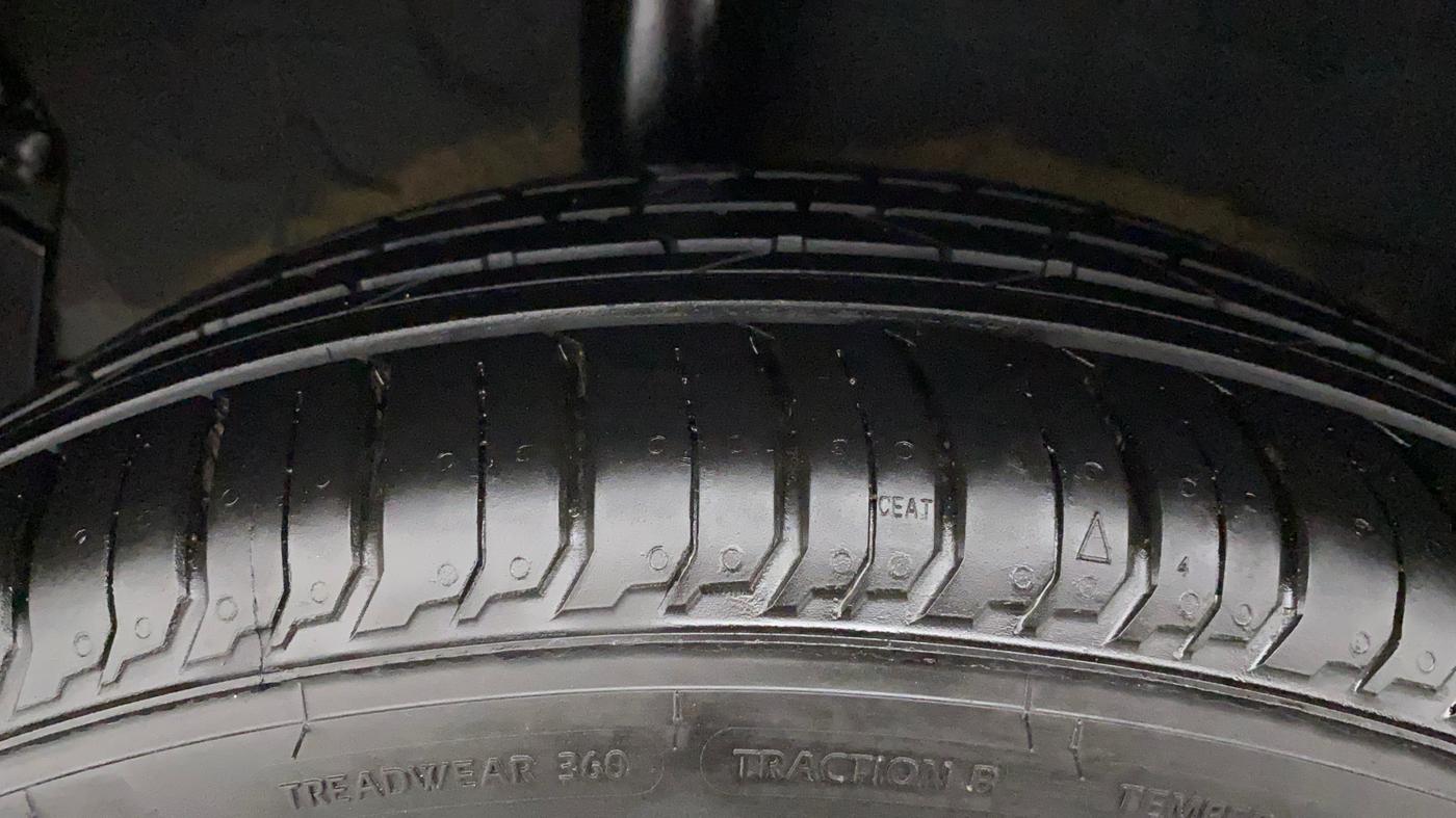 2022 Hyundai NEW I20 ASTA (O) 1.2 AT, Petrol, Automatic, 5,714 km, Right Rear Tyre Tread