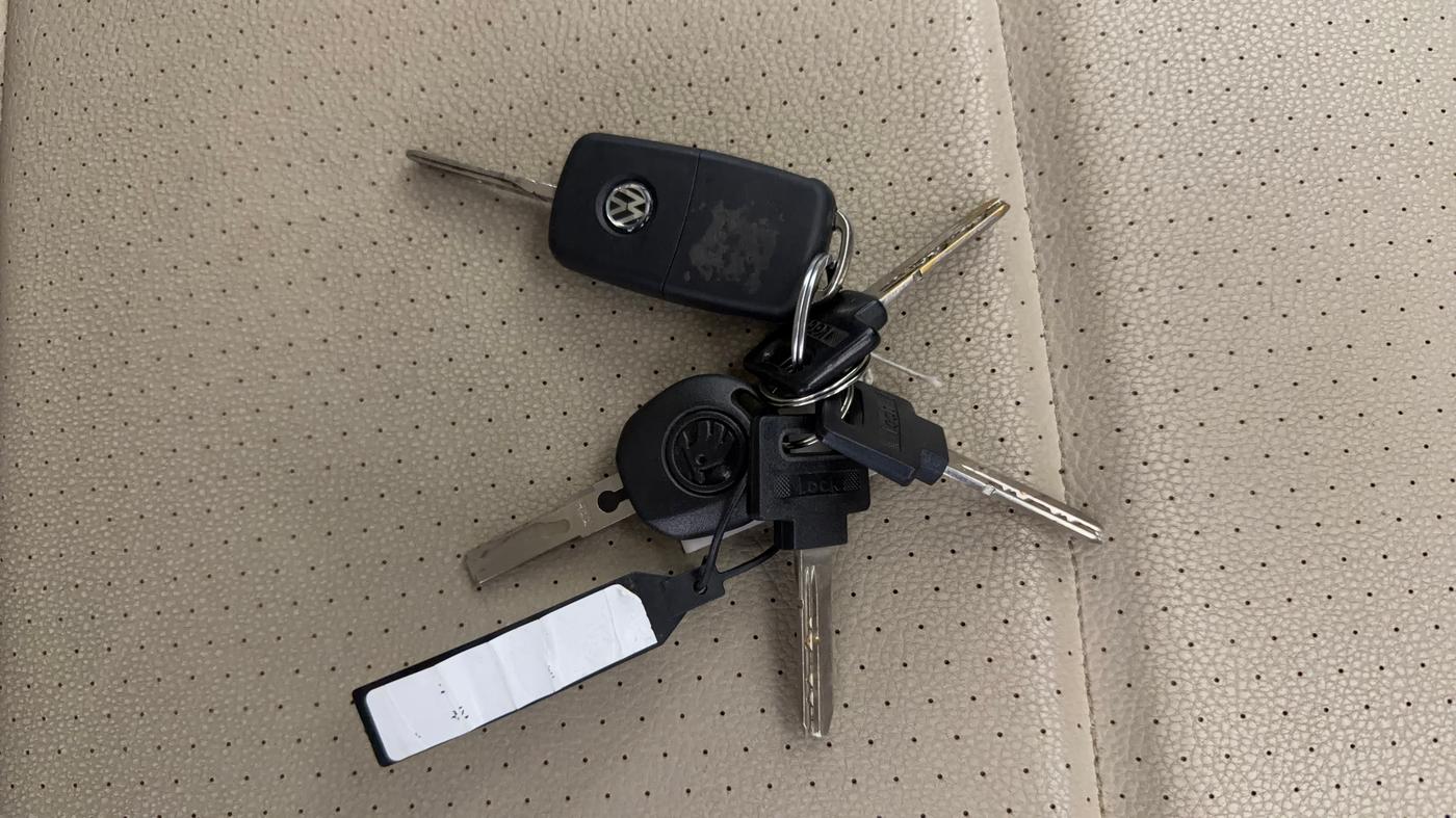 2015 Skoda Rapid 1.6 MPI ELEGANCE PLUS AT, Petrol, Automatic, 74,992 km, Key Close Up