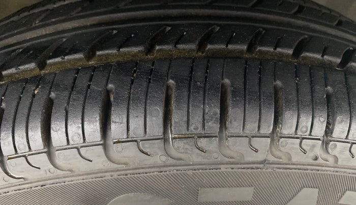 2015 Renault Kwid RXL, Petrol, Manual, 63,102 km, Right Front Tyre Tread