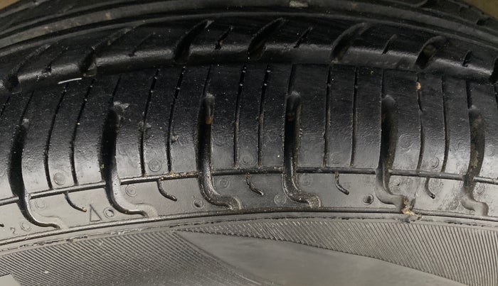 2015 Renault Kwid RXL, Petrol, Manual, 63,102 km, Left Front Tyre Tread