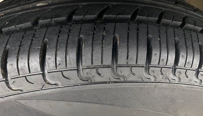 2015 Renault Kwid RXL, Petrol, Manual, 63,102 km, Right Rear Tyre Tread