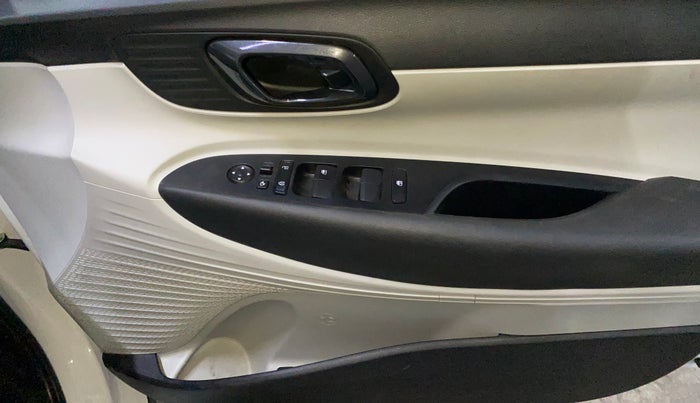 2025 Hyundai NEW I20 SPORTZ 1.2 MT, Petrol, Manual, 5,349 km, Driver Side Door Panels Control