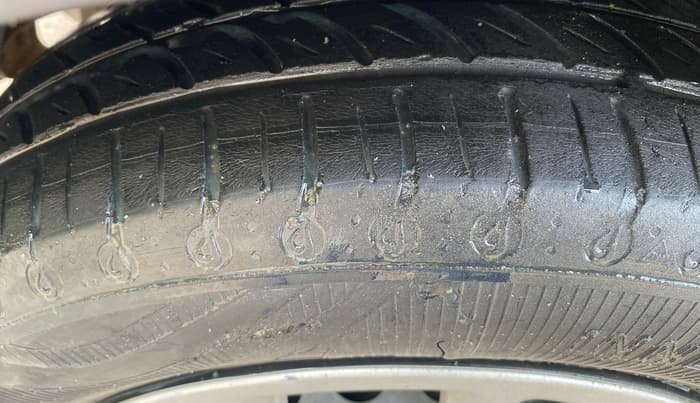 2017 Hyundai Grand i10 SPORTZ (O) 1.2 KAPPA VTVT, Petrol, Manual, 1,22,102 km, Right Rear Tyre Tread