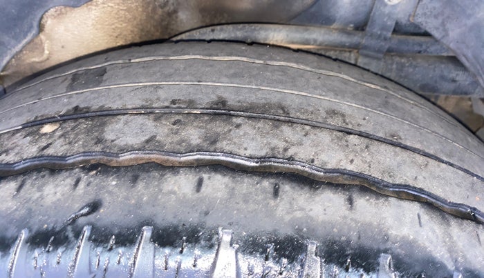 2016 Mahindra XUV500 W6, Diesel, Manual, 88,750 km, Left Rear Tyre Tread