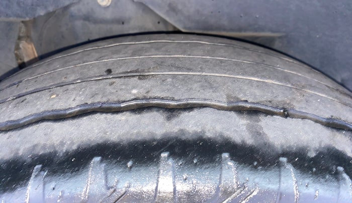 2016 Mahindra XUV500 W6, Diesel, Manual, 88,750 km, Right Rear Tyre Tread