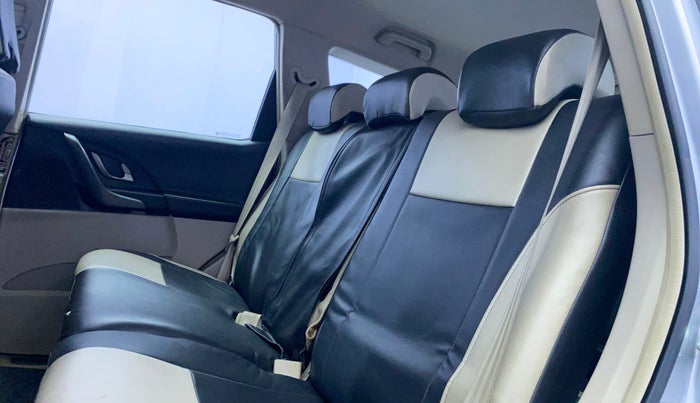 2016 Mahindra XUV500 W6, Diesel, Manual, 88,750 km, Right Side Rear Door Cabin