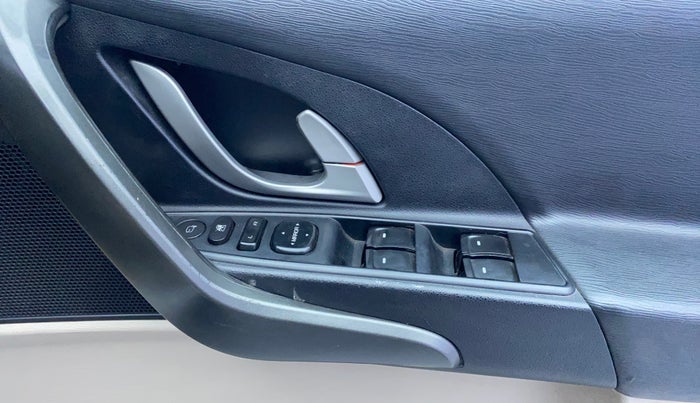 2016 Mahindra XUV500 W6, Diesel, Manual, 88,750 km, Driver Side Door Panels Control