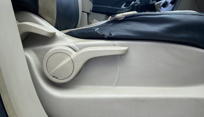 2016 Mahindra XUV500 W6, Diesel, Manual, 88,750 km, Driver Side Adjustment Panel