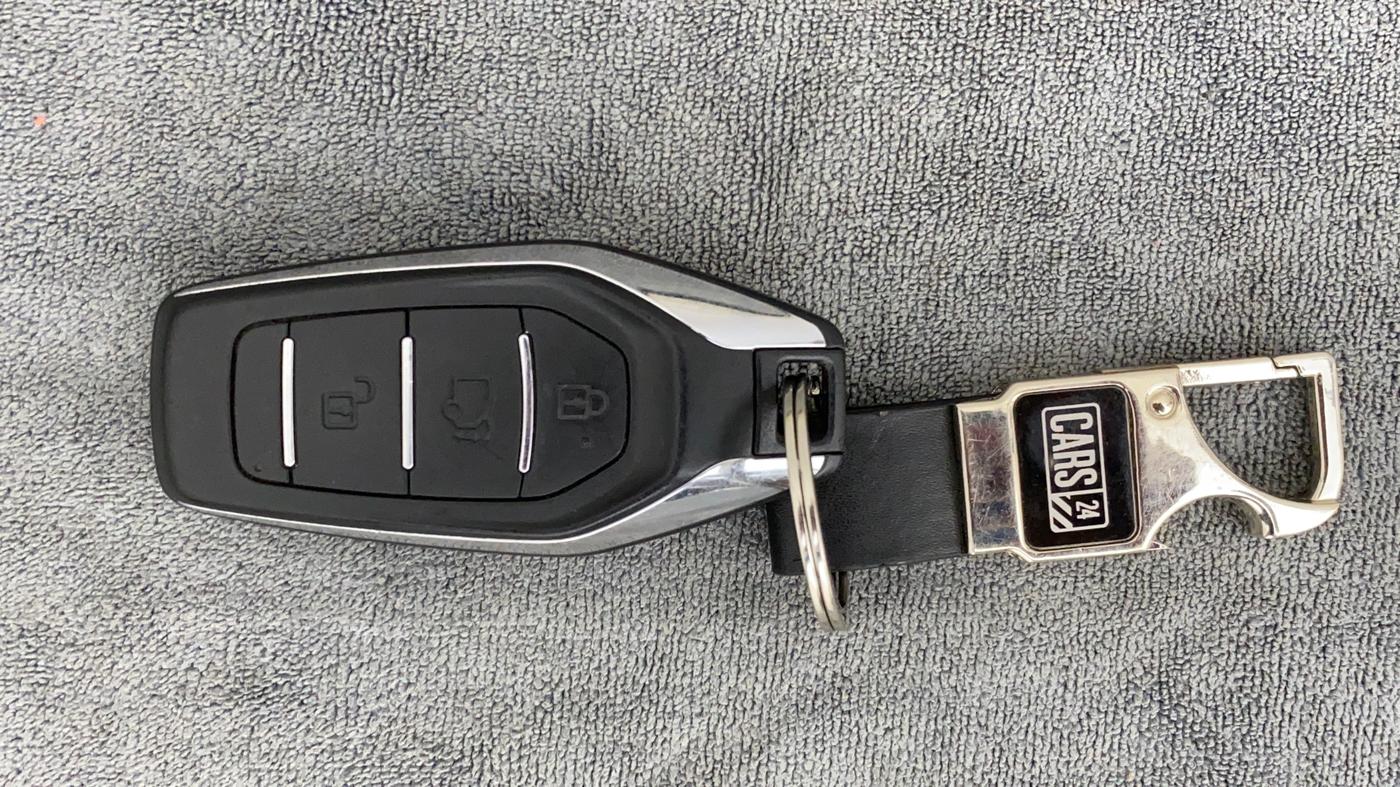 2020 Mahindra XUV500 W7 AT, Diesel, Automatic, 61,852 km, Key Close Up