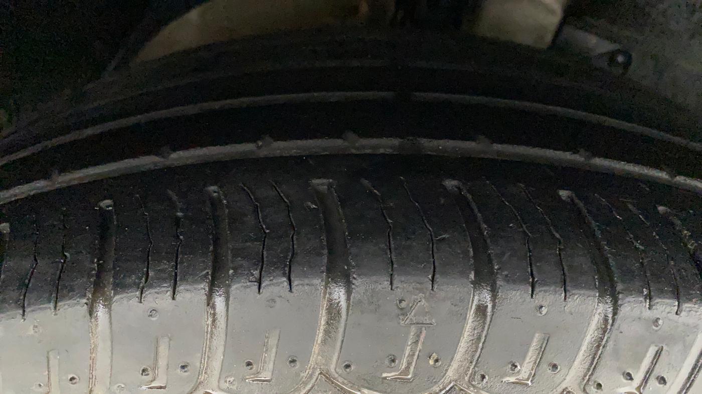 2020 Mahindra XUV500 W7 AT, Diesel, Automatic, 61,852 km, Right Front Tyre Tread