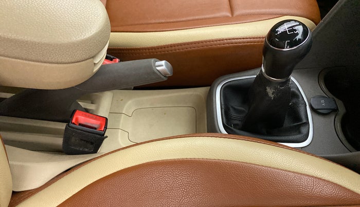 2015 Volkswagen Vento HIGHLINE 1.6 MPI, Petrol, Manual, 86,096 km, Gear Lever