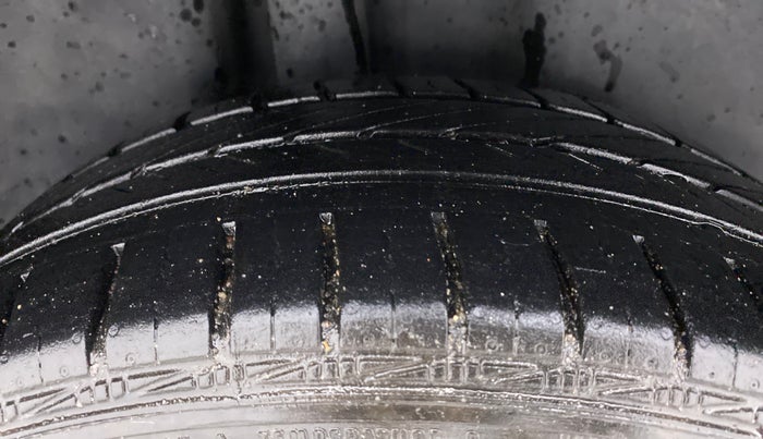 2015 Volkswagen Vento HIGHLINE 1.6 MPI, Petrol, Manual, 86,096 km, Right Rear Tyre Tread