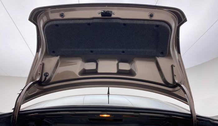 2015 Volkswagen Vento HIGHLINE 1.6 MPI, Petrol, Manual, 86,096 km, Boot Door Open