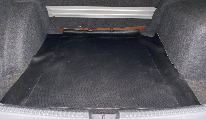 2015 Volkswagen Vento HIGHLINE 1.6 MPI, Petrol, Manual, 86,096 km, Boot Inside