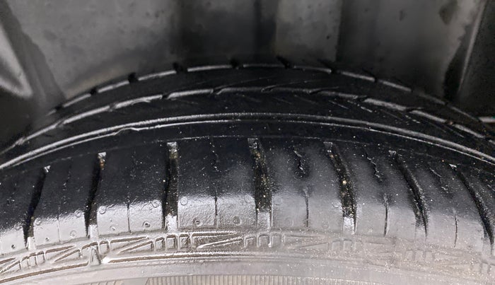 2015 Volkswagen Vento HIGHLINE 1.6 MPI, Petrol, Manual, 86,096 km, Left Rear Tyre Tread