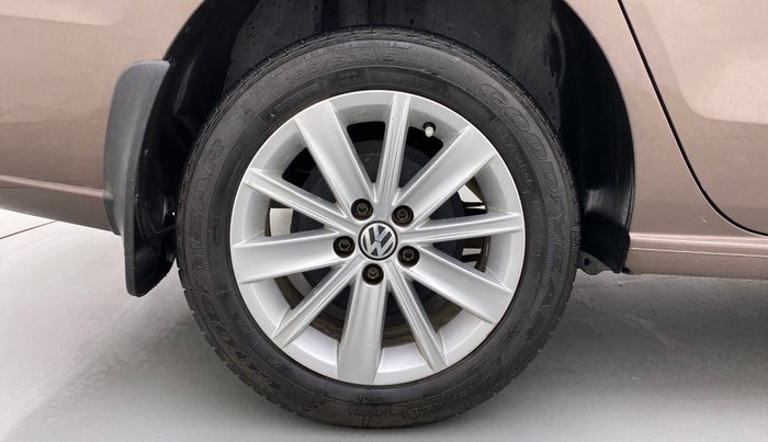 2015 Volkswagen Vento HIGHLINE 1.6 MPI, Petrol, Manual, 86,096 km, Right Rear Wheel