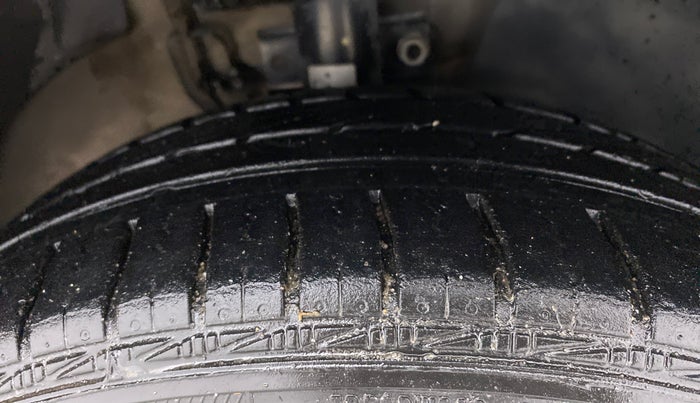 2015 Volkswagen Vento HIGHLINE 1.6 MPI, Petrol, Manual, 86,096 km, Right Front Tyre Tread