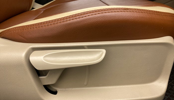 2015 Volkswagen Vento HIGHLINE 1.6 MPI, Petrol, Manual, 86,096 km, Driver Side Adjustment Panel