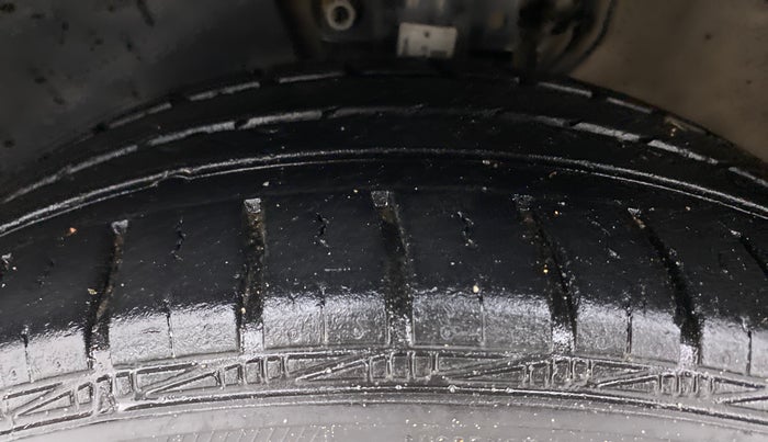 2015 Volkswagen Vento HIGHLINE 1.6 MPI, Petrol, Manual, 86,096 km, Left Front Tyre Tread