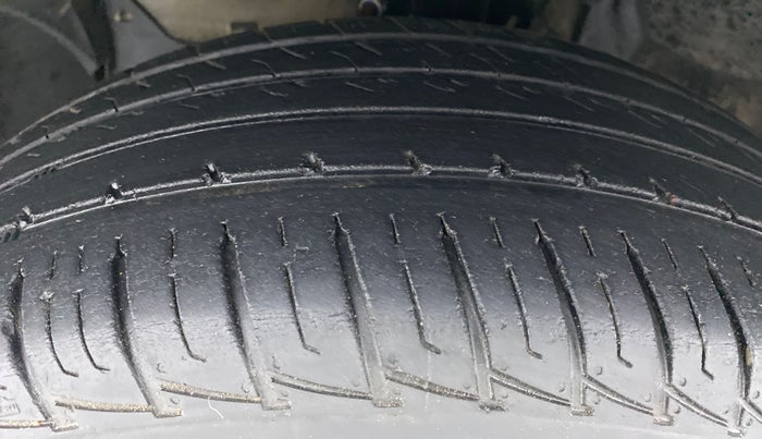 2016 Renault Duster RXZ AMT 110 PS, Diesel, Automatic, 1,04,769 km, Left Front Tyre Tread