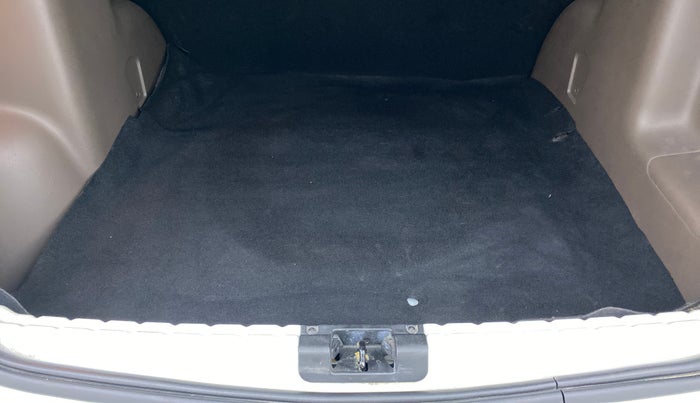 2016 Renault Duster RXZ AMT 110 PS, Diesel, Automatic, 1,04,769 km, Boot Inside