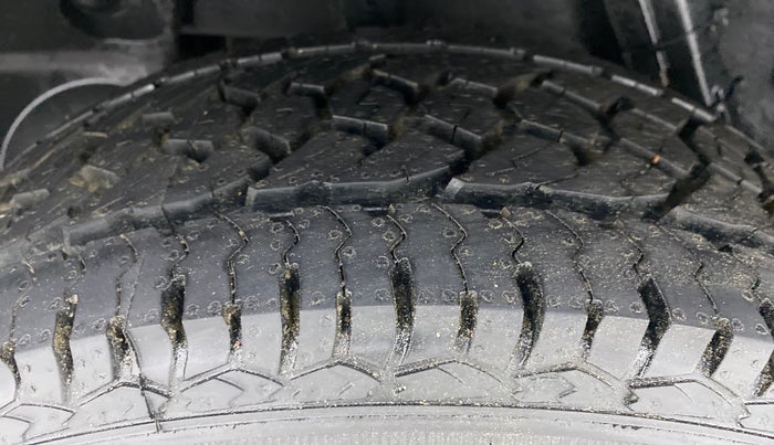 2016 Renault Duster RXZ AMT 110 PS, Diesel, Automatic, 1,04,769 km, Right Rear Tyre Tread