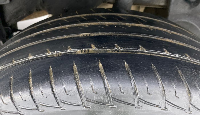 2016 Renault Duster RXZ AMT 110 PS, Diesel, Automatic, 1,04,769 km, Left Rear Tyre Tread