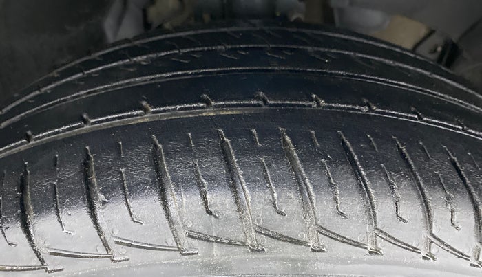 2016 Renault Duster RXZ AMT 110 PS, Diesel, Automatic, 1,04,769 km, Right Front Tyre Tread