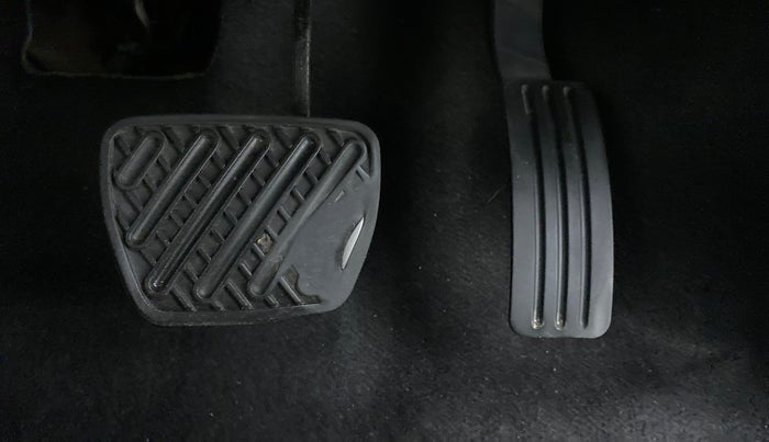 2016 Renault Duster RXZ AMT 110 PS, Diesel, Automatic, 1,04,769 km, Pedals