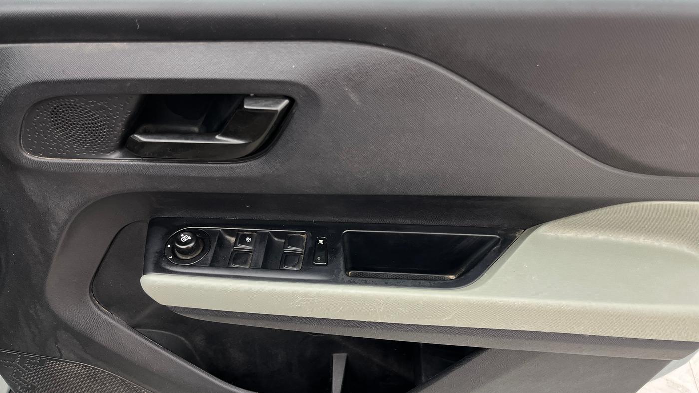 2023 Tata PUNCH ADVENTURE RHYTHM PACK MT, Petrol, Manual, 65,645 km, Driver Side Door Panels Control