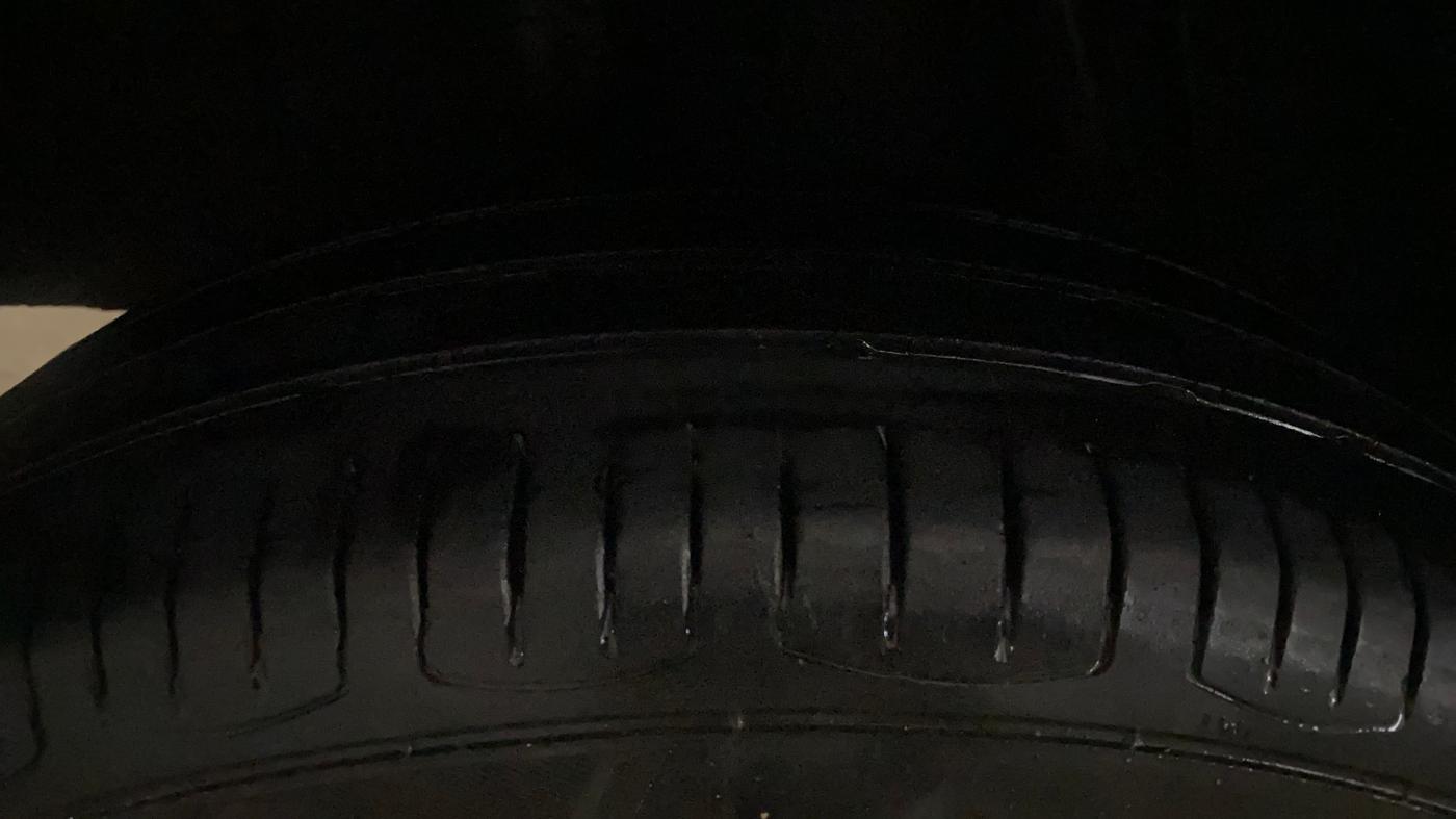 2022 Renault Kwid CLIMBER 1.0 AMT Dual Tone , Petrol, Automatic, 61,058 km, Right Rear Tyre Tread
