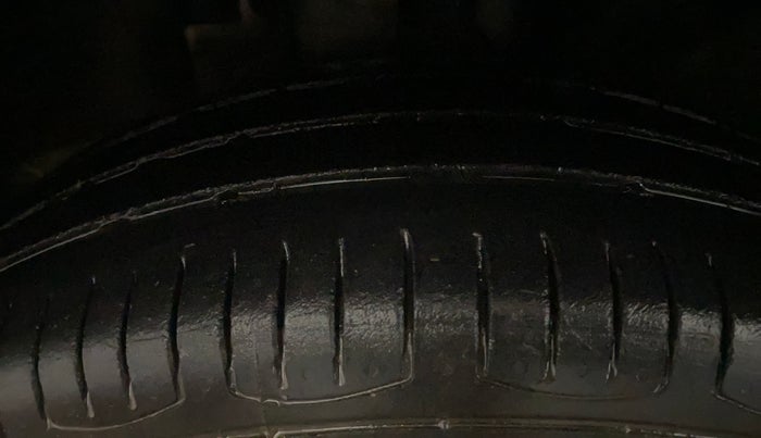 2022 Renault Kwid CLIMBER 1.0 AMT Dual Tone , Petrol, Automatic, 60,839 km, Left Front Tyre Tread