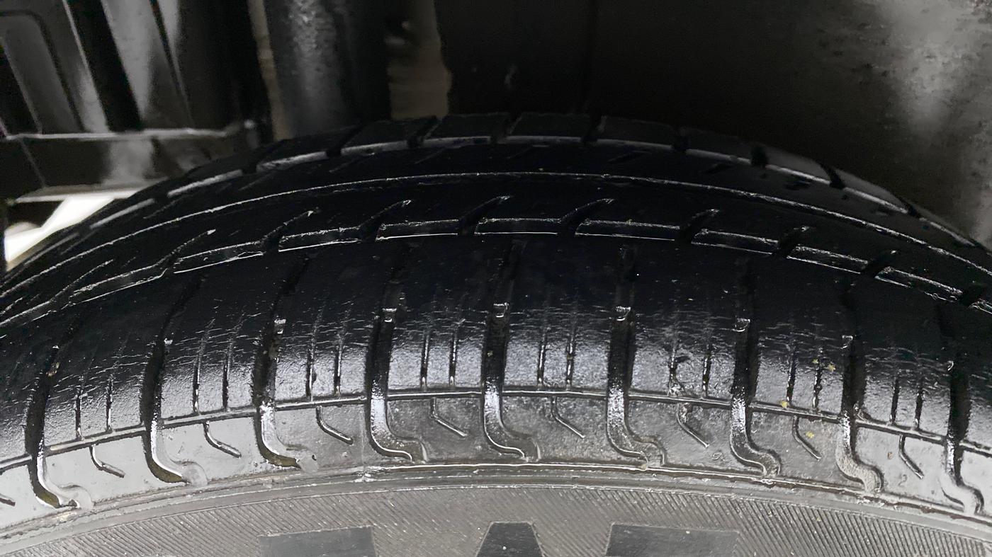 2017 Maruti Swift VXI, Petrol, Manual, 25,941 km, Right Rear Tyre Tread